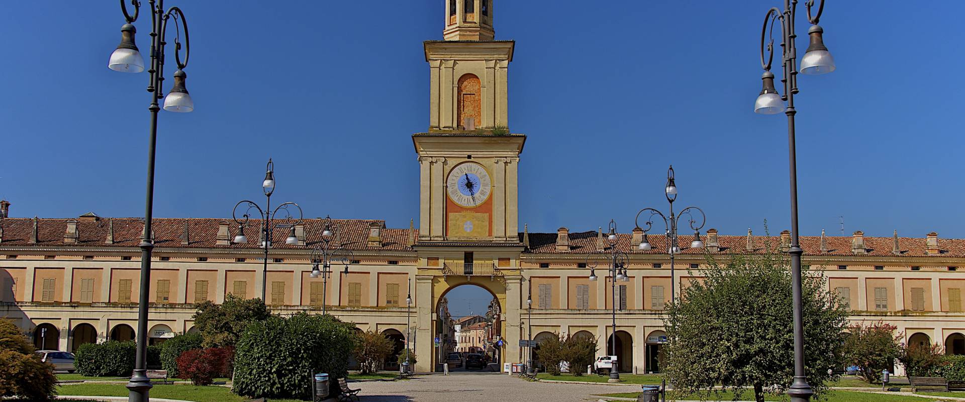 Torre civica con porticato foto di Caba2011